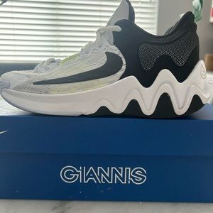 🏀Youth size 5.5 Giannis basketball shoes🏀